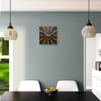 Holzwerk HERZBERG 25 cm Funk-Wanduhr aus Vollholz mit braunem Zifferblatt und Holzzeigern and der Wand