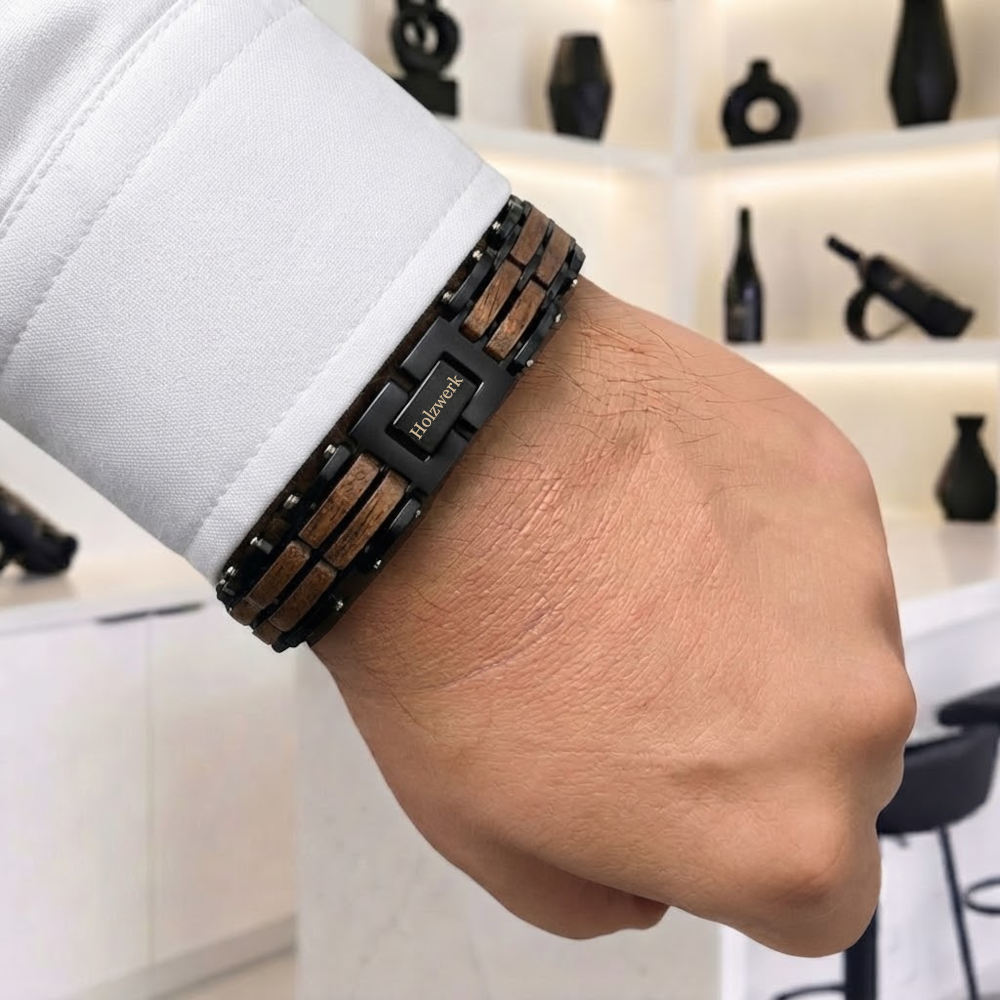 Holzwerk HINTERSEE schwarz-braunes  Holz Armband aus Walnussholz und Edelstahl mit Gliederkonstruktion am Handgelenk getragen