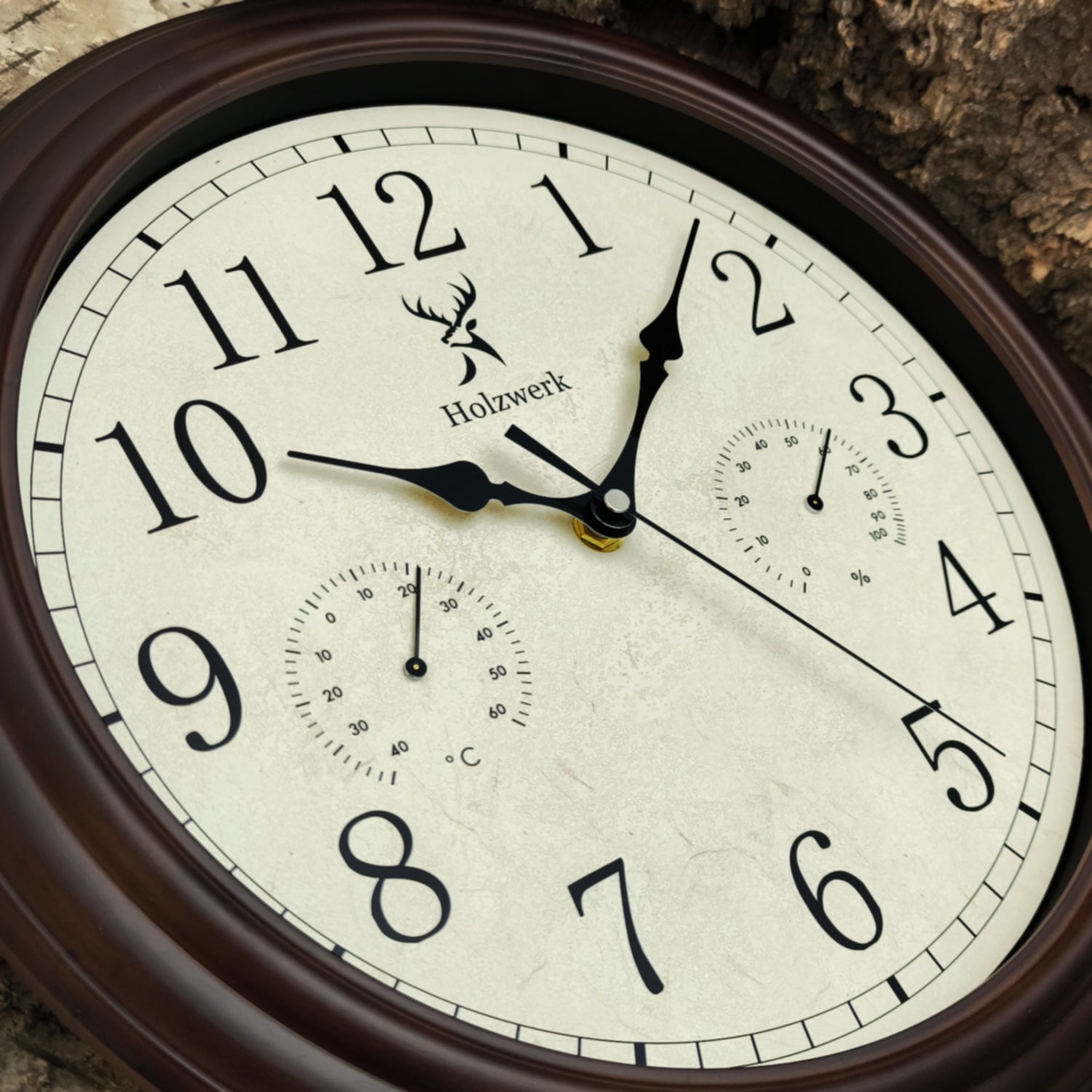 Detailaufnahme der Holzwerk HORNBERG 35 cm Retro Quarz-Wanduhr mit Fokus auf dem vintage Ziffernblatt und der Zeigerführung