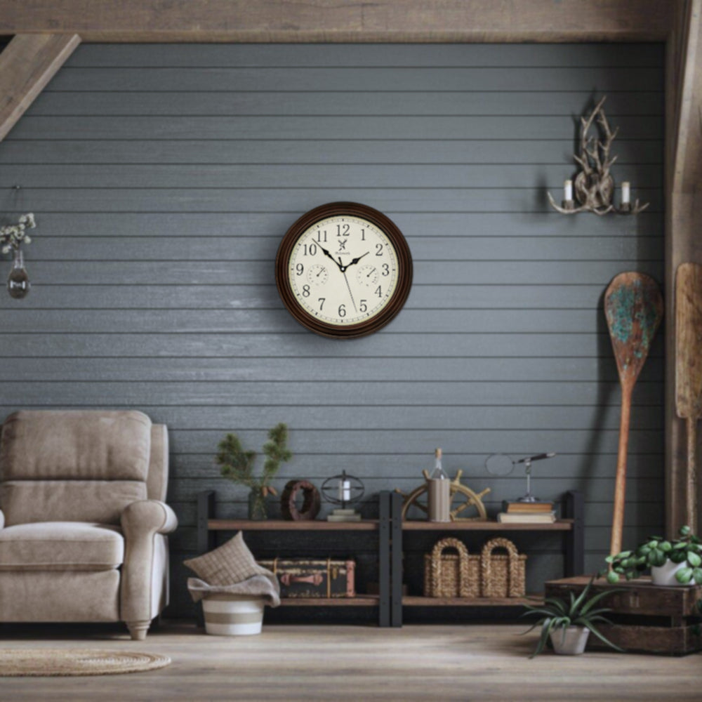 Holzwerk HORNBERG 35 cm Vintage Quarz-Wanduhr an der Wand hängend im Wohnbereich