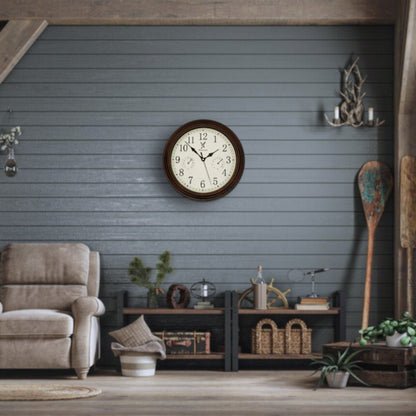 Holzwerk HORNBERG 35 cm Vintage Quarz-Wanduhr an der Wand hängend im Wohnbereich