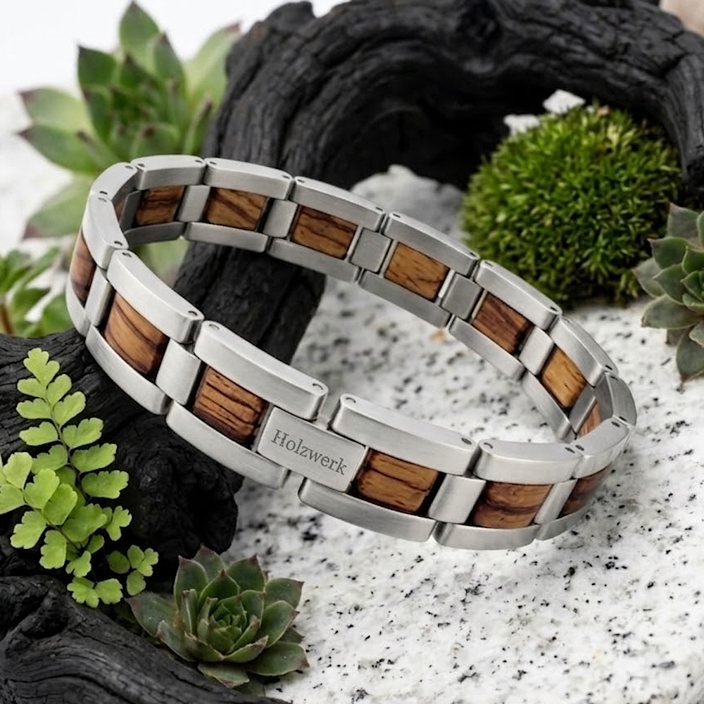 Holzwerk IDASEE Damen und Herren Holz & Edelstahl Armband aus Zebraholz  in silber und braun, Lifestyle Foto auf Holz