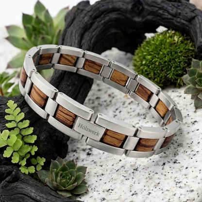 Holzwerk IDASEE Damen und Herren Holz & Edelstahl Armband aus Zebraholz  in silber und braun, Lifestyle Foto auf Holz