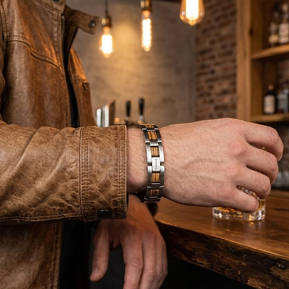 Holzwerk IDASEE Damen und Herren Holz & Edelstahl Armband aus Zebraholz  in silber und braun am Handgelenk getragen