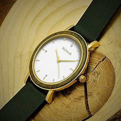 Holzwerk JENA Damenuhr in Gold und Braun sowie weiß-goldenem Ziffernblatt und grünem Lederarmband, Seitenansicht auf Holz