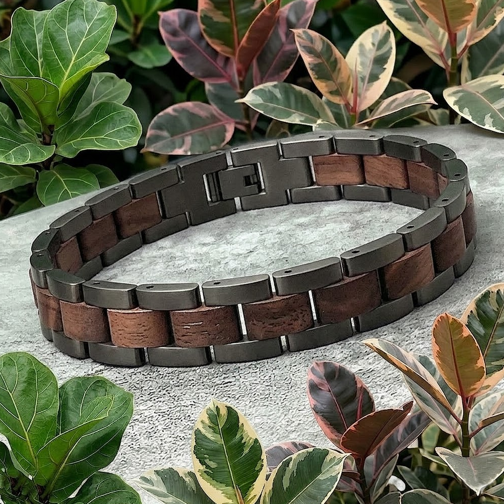Holzwerk JUESSEE schwarz-braunes  Holz Armband aus Walnussholz und Edelstahl mit Gliederkonstruktion, Lifestyle Foto auf Holz