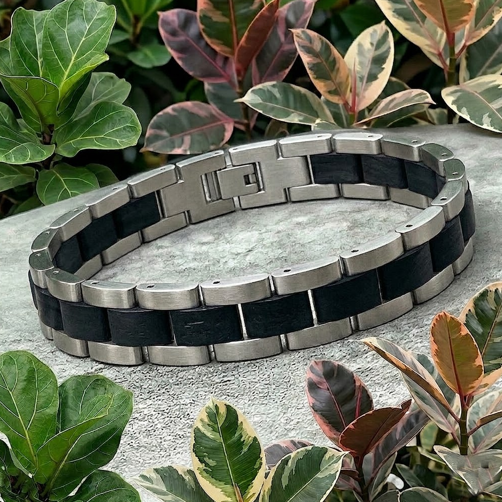 Holzwerk KALKSEE silber-schwarzes  Holz Armband aus Ebonyholz und Edelstahl, Lifestyle Foto in Holzumgebung