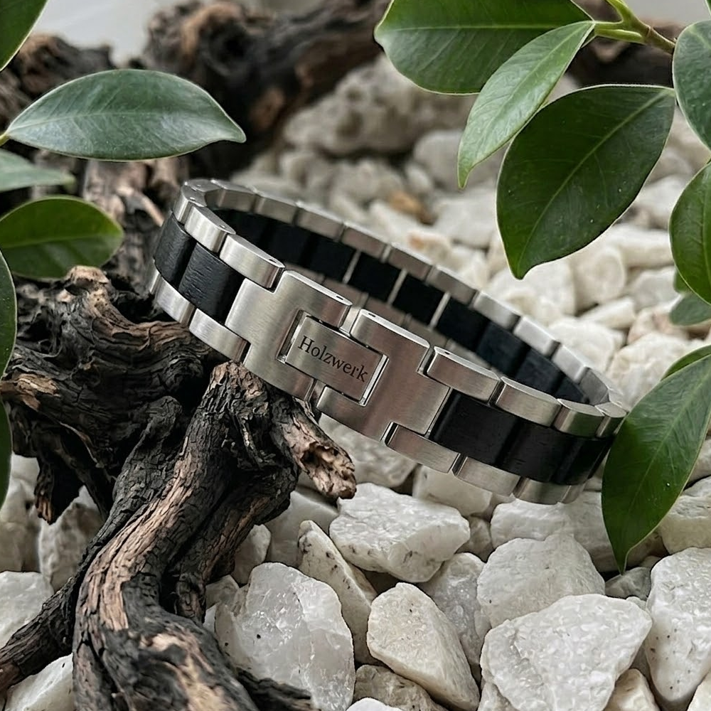Holzwerk KALKSEE silber-schwarzes  Holz Armband aus Ebonyholz und Edelstahl, Lifestyle Foto auf Holz platziert