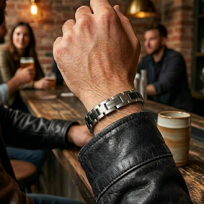 Holzwerk KALKSEE silber-schwarzes  Holz Armband aus Ebonyholz und Edelstahl am Handgelenk getragen