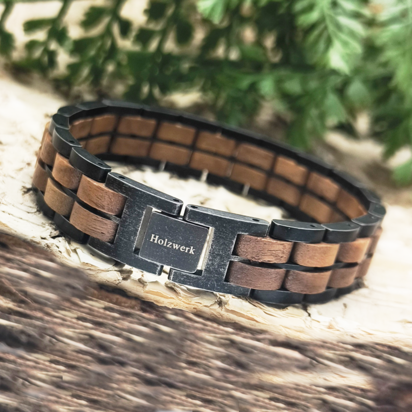 Holzwerk KRIENSEE grau-braunes Armband aus Walnussholz und Edelstahl mit Gliederkonstruktion in Holzumgebung