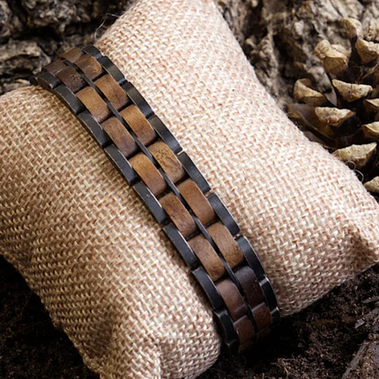 Holzwerk KRIENSEE grau-braunes Armband aus Walnussholz und Edelstahl mit Gliederkonstruktion als Detailansicht in Holzumgebung