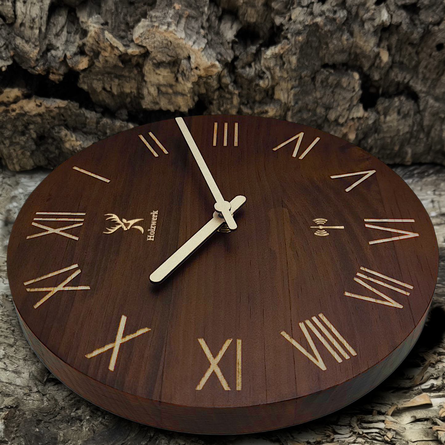 Holzwerk LAUENAU 40 cm robuste Vintage Holz-Funk Wanduhr aus Massivholz mit römischen Ziffern Seitenansicht links