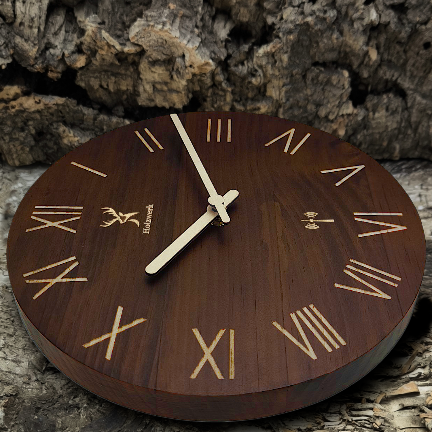 Holzwerk LAUENAU 40 cm robuste Vintage Holz-Funk Wanduhr aus Massivholz mit römischen Ziffern Seitenansicht links