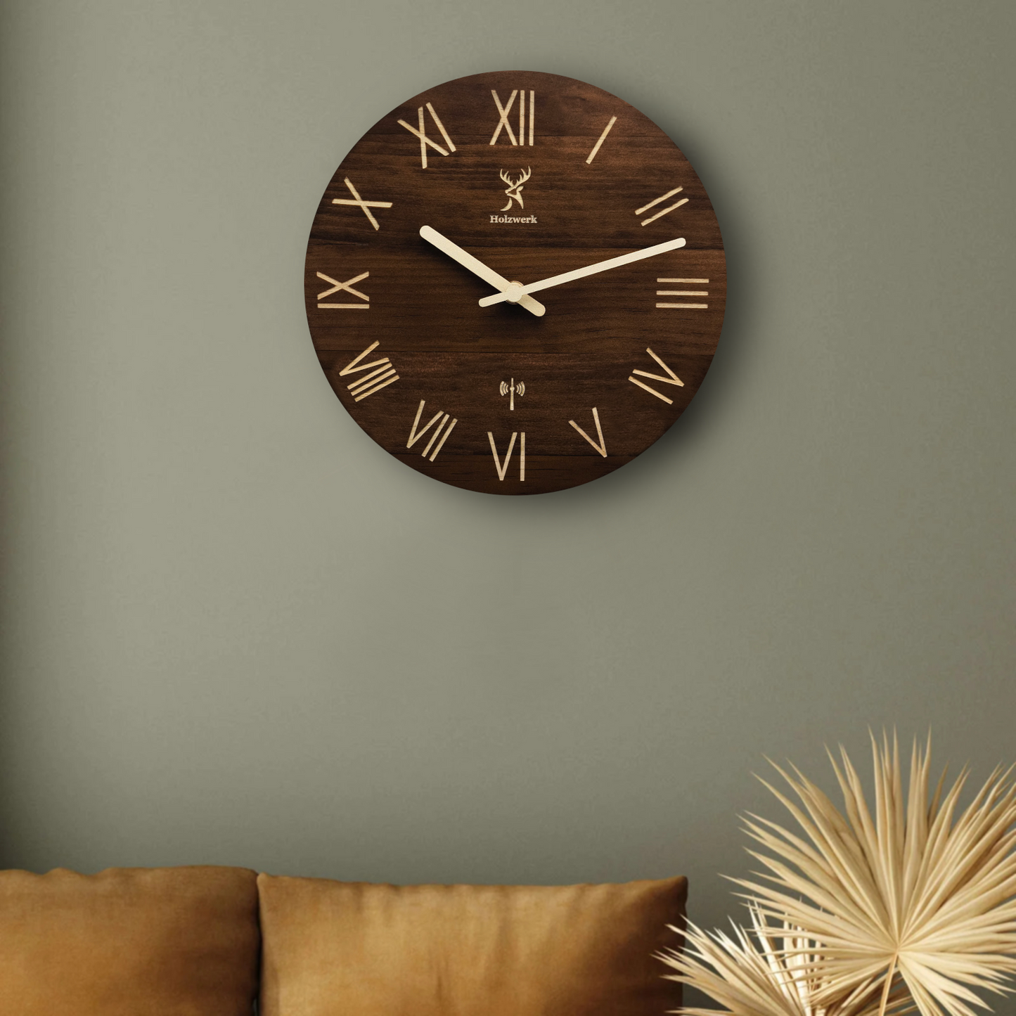 Holzwerk LAUENAU 40 cm robuste Vintage Holz-Funk Wanduhr aus Massivholz mit römischen Ziffern im Wohnzimmer