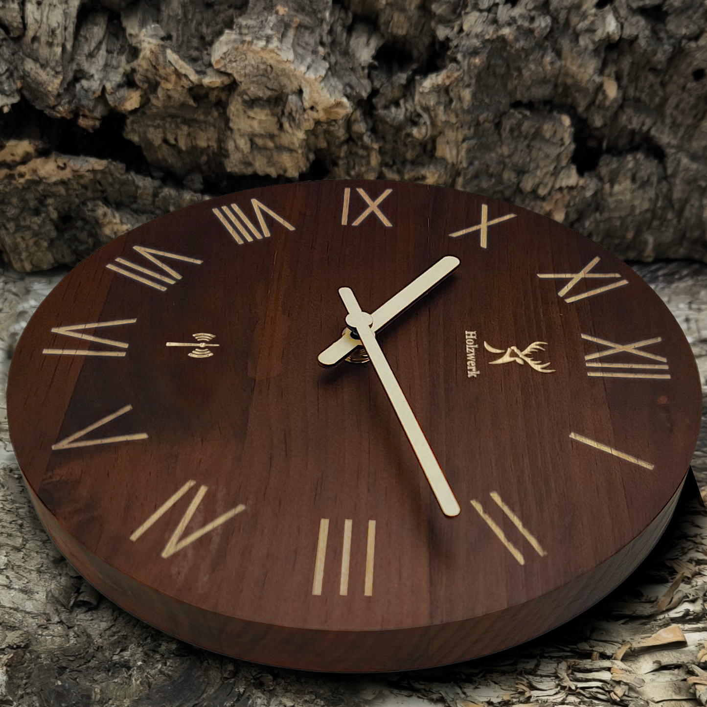 Holzwerk LAUENAU 40 cm robuste Vintage Holz-Funk Wanduhr aus Massivholz mit römischen Ziffern Seitenansicht rechts