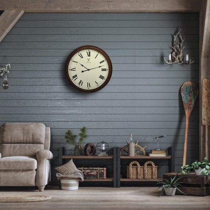 Holzwerk LEBACH 60 cm Vintage Quarz-Wanduhr an der Wand mit römischen Ziffern