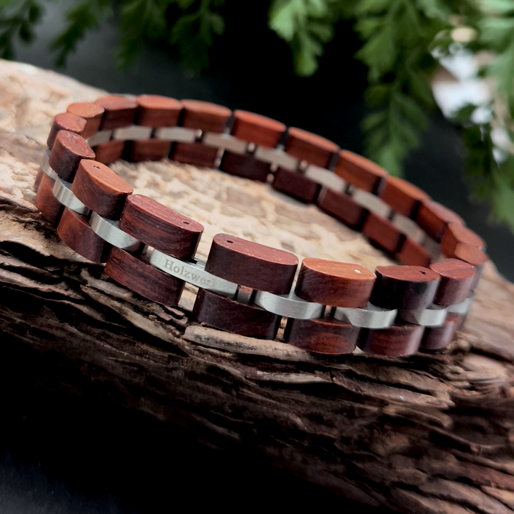 Holzwerk LEHMSEE braun-silbernes Holz Armband aus Sandel und Edelstahl mit Gliederkonstruktion in Holzumgebung