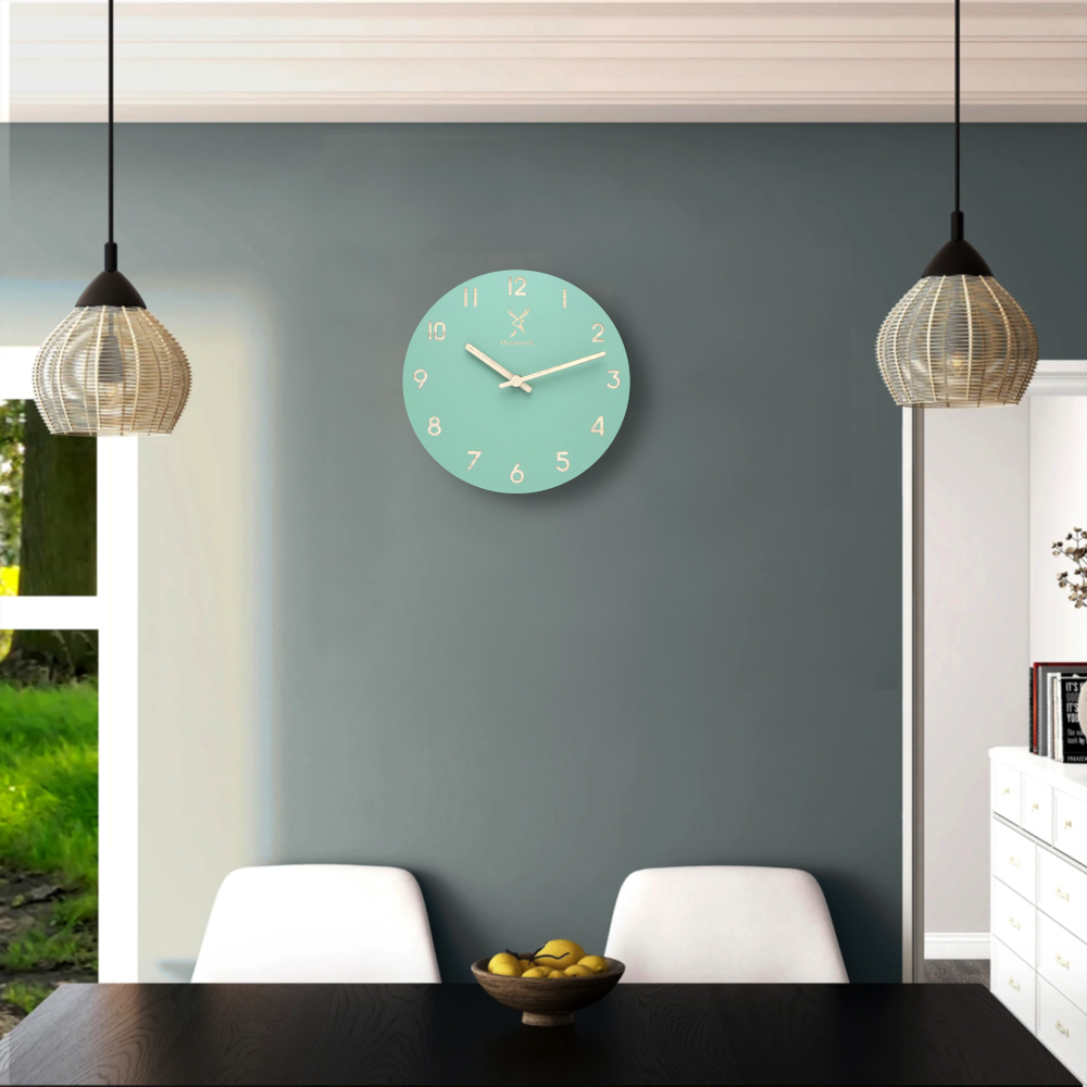 Holzwerk LIMBURG 25 cm moderne Holz-Funk Wanduhr in mintgrün aus Vollholz mit Metallzeigern in der  Küche hängend