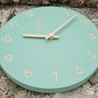 Holzwerk LIMBURG 25 cm moderne Holz-Funk Wanduhr in mintgrün aus Vollholz mit Metallzeigern als Detailsansicht