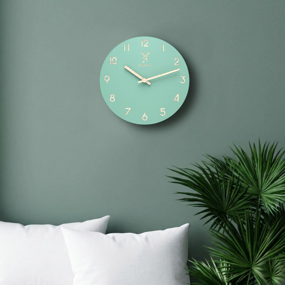 Holzwerk LIMBURG 25 cm moderne Holz-Funk Wanduhr in mintgrün aus Vollholz mit Metallzeigern im Wohnbereich hängend