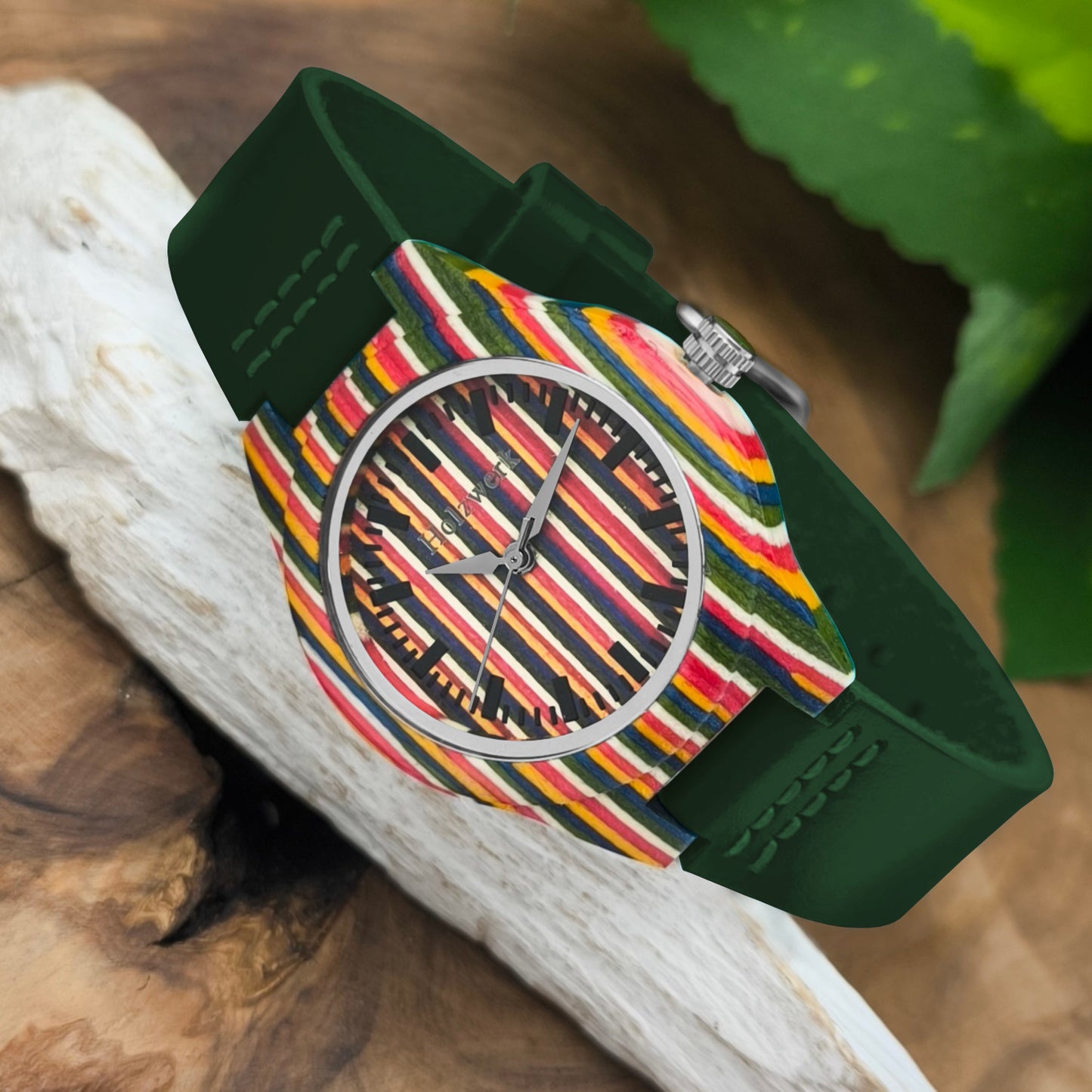Holzwerk LINZ GREEN bunte kleine Regenbogen Damen und Kinder Armbanduhr, Holz & Leder Armband Uhr, LGBTQ Uhr, modische Holzuhr, dunkel grün, links liegend