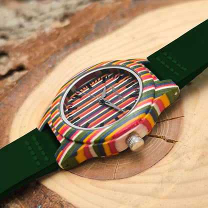 Holzwerk LINZ GREEN bunte kleine Regenbogen Damen und Kinder Armbanduhr, Holz & Leder Armband Uhr, LGBTQ Uhr, modische Holzuhr, dunkel grün, seitlich liegend