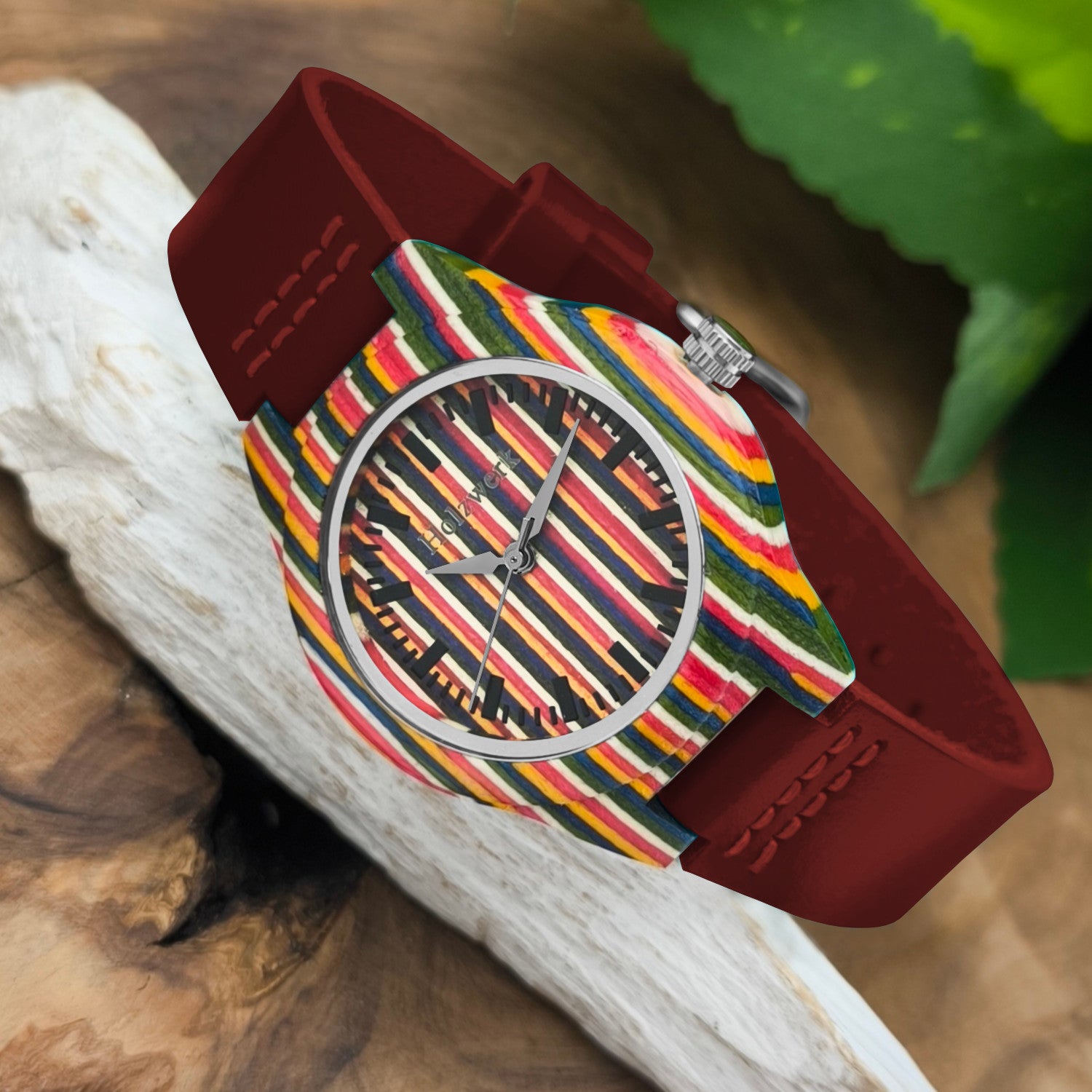 Holzwerk LINZ RED bunte kleine Regenbogen Damen und Kinder Armbanduhr, Holz & Leder Armband Uhr, LGBTQ Uhr, modische Holzuhr, dunkel rot, links liegend