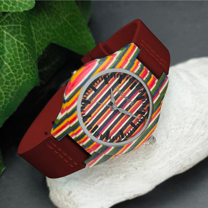 Holzwerk LINZ RED bunte kleine Regenbogen Damen und Kinder Armbanduhr, Holz & Leder Armband Uhr, LGBTQ Uhr, modische Holzuhr, dunkel rot, rechts liegend