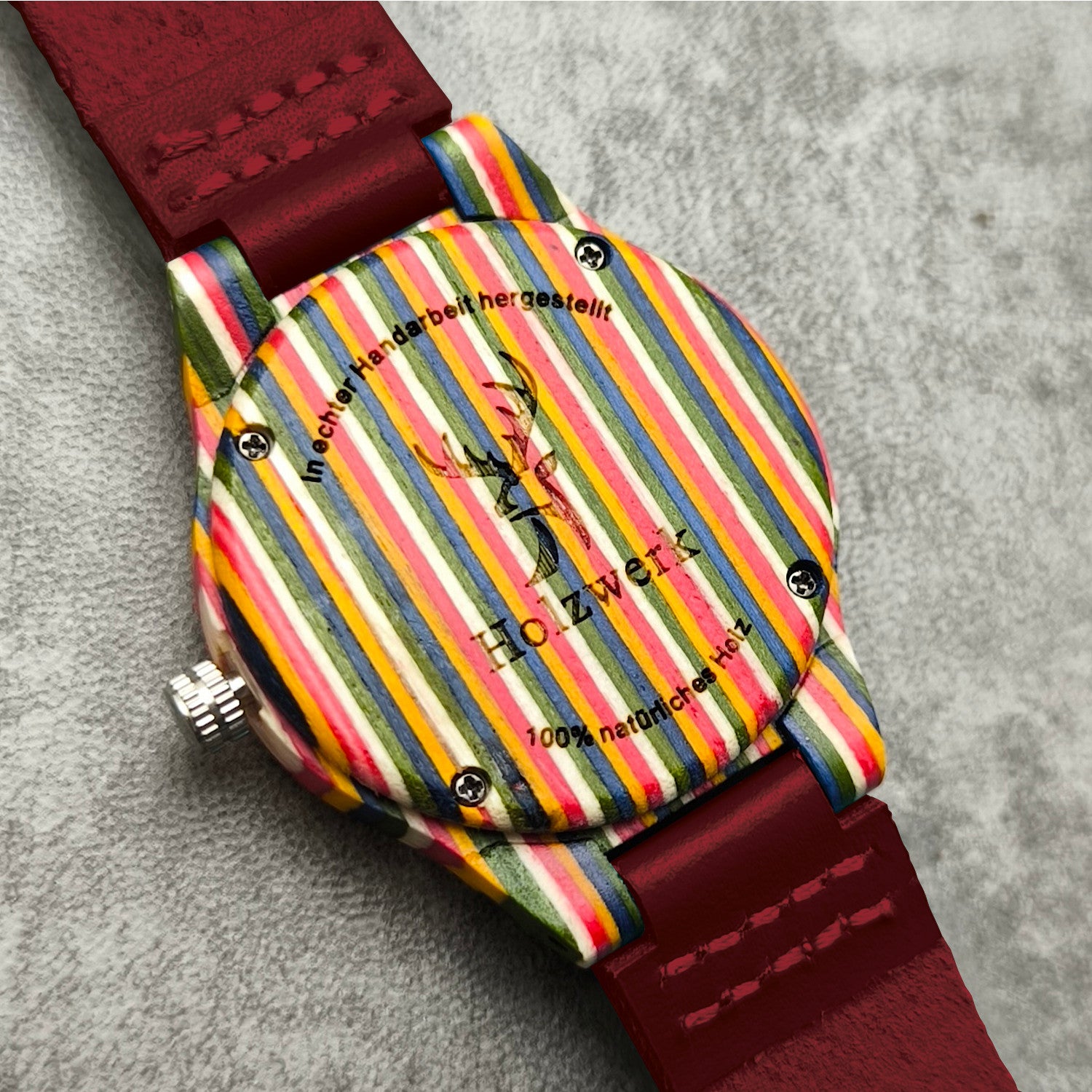 Holzwerk LINZ RED bunte kleine Regenbogen Damen und Kinder Armbanduhr, Holz & Leder Armband Uhr, LGBTQ Uhr, modische Holzuhr, dunkel rot, Gehäuseboden