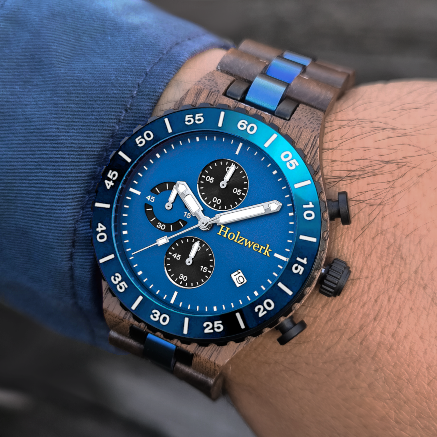 Holzwerk LOHMAR Chronographen-Uhr aus Walnuss-Holz mit Chronographen, Datums und blauem Ziffernblatt am Handgelenk