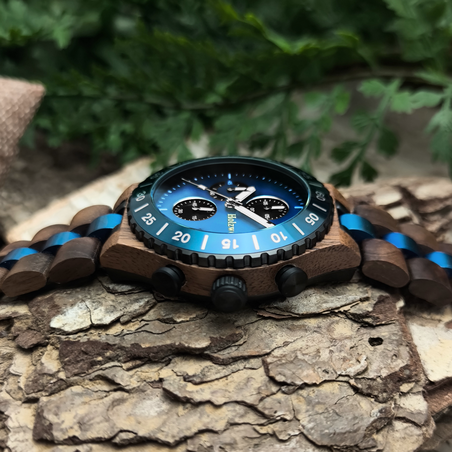 Holzwerk LOHMAR Chronographen-Uhr aus Walnuss-Holz mit Chronographen, Datums und blauem Ziffernblatt, Seitenansicht rechts