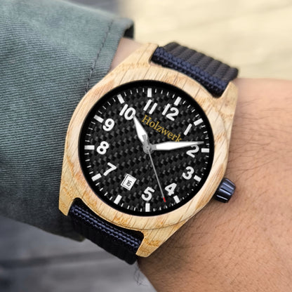 Holzwerk MAINAU Unisex Uhr aus Holz mit schwarzem Textilarmband am Handgelenk getragen, Lifestyle-Aufnahme