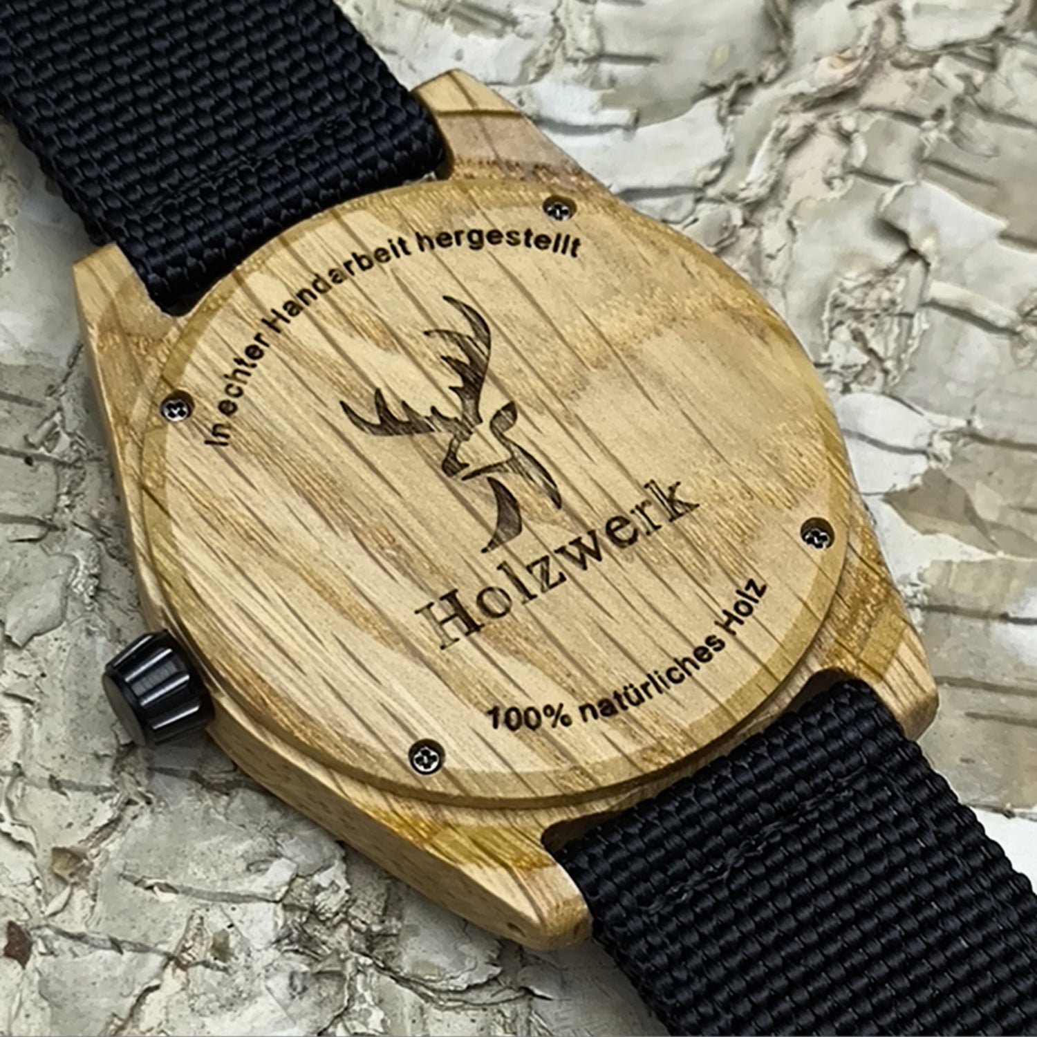 Holzwerk MAINAU Unisex Uhr aus Holz mit schwarzem Zifferblatt, Datum und Textil-Nylonarmband, Detailaufnahme des Gehäusebodens