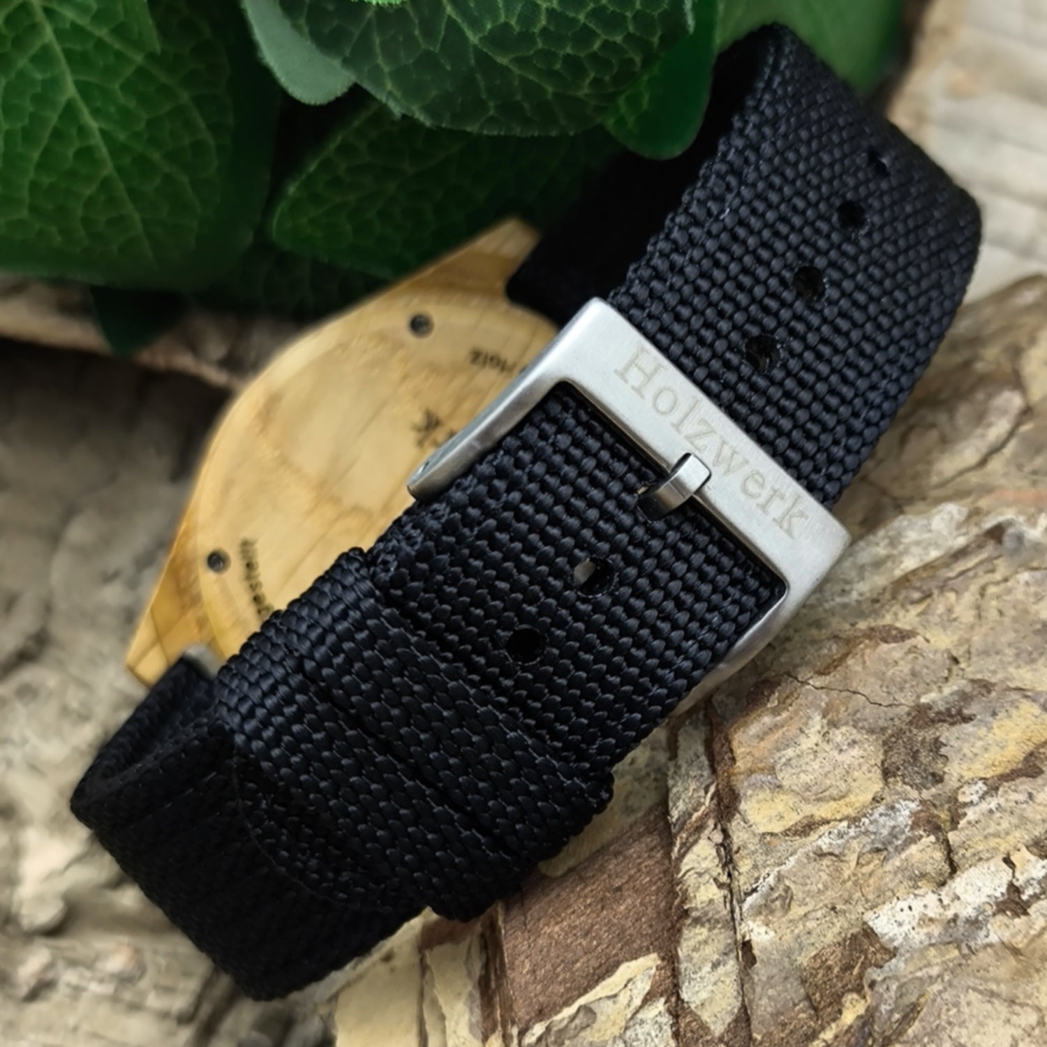 Holzwerk MAINAU Unisex Uhr aus Holz mit schwarzem Zifferblatt, Datum und Textil-Nylonarmband, Detailaufnahme des Dornverschlusses