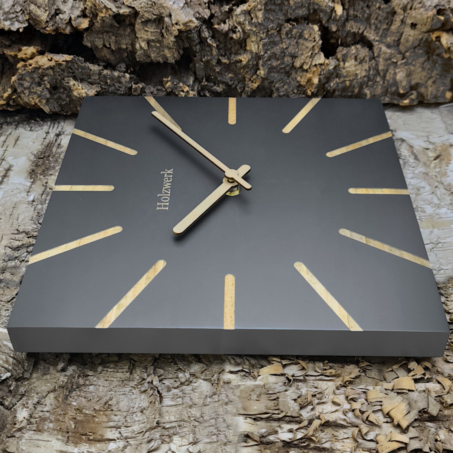 Holzwerk MAINBURG 25 cm Quarz-Wanduhr aus grauem Vollholz mit beige-grauem Zifferblatt und Holzzeigern, Seitenansicht links