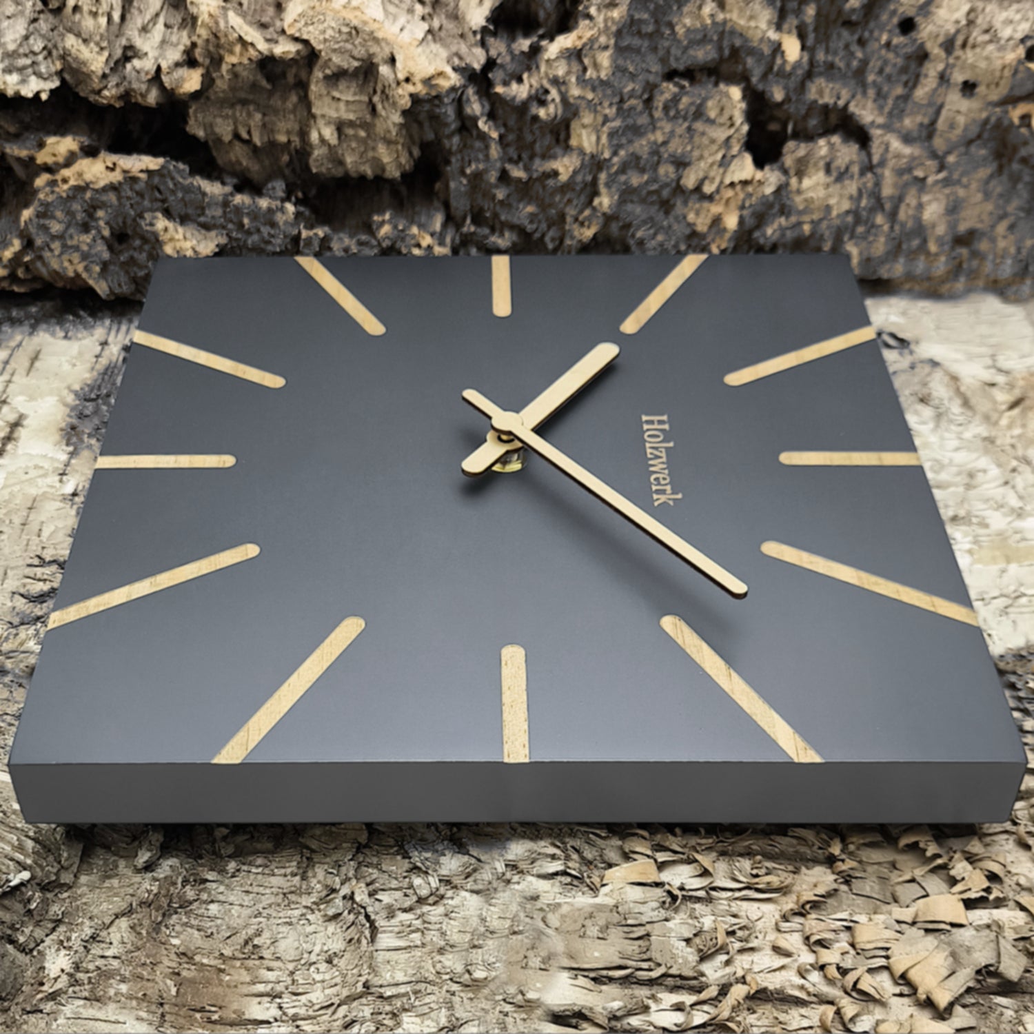 Holzwerk MAINBURG 25 cm Quarz-Wanduhr aus grauem Vollholz mit beige-grauem Zifferblatt und Holzzeigern, Seitenansicht rechts
