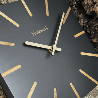 Detailansicht der 25 cm Holzwerk MAINBURG Wanduhr aus Vollholz mit grauem Zifferblatt und hölzernen Zeigerführung