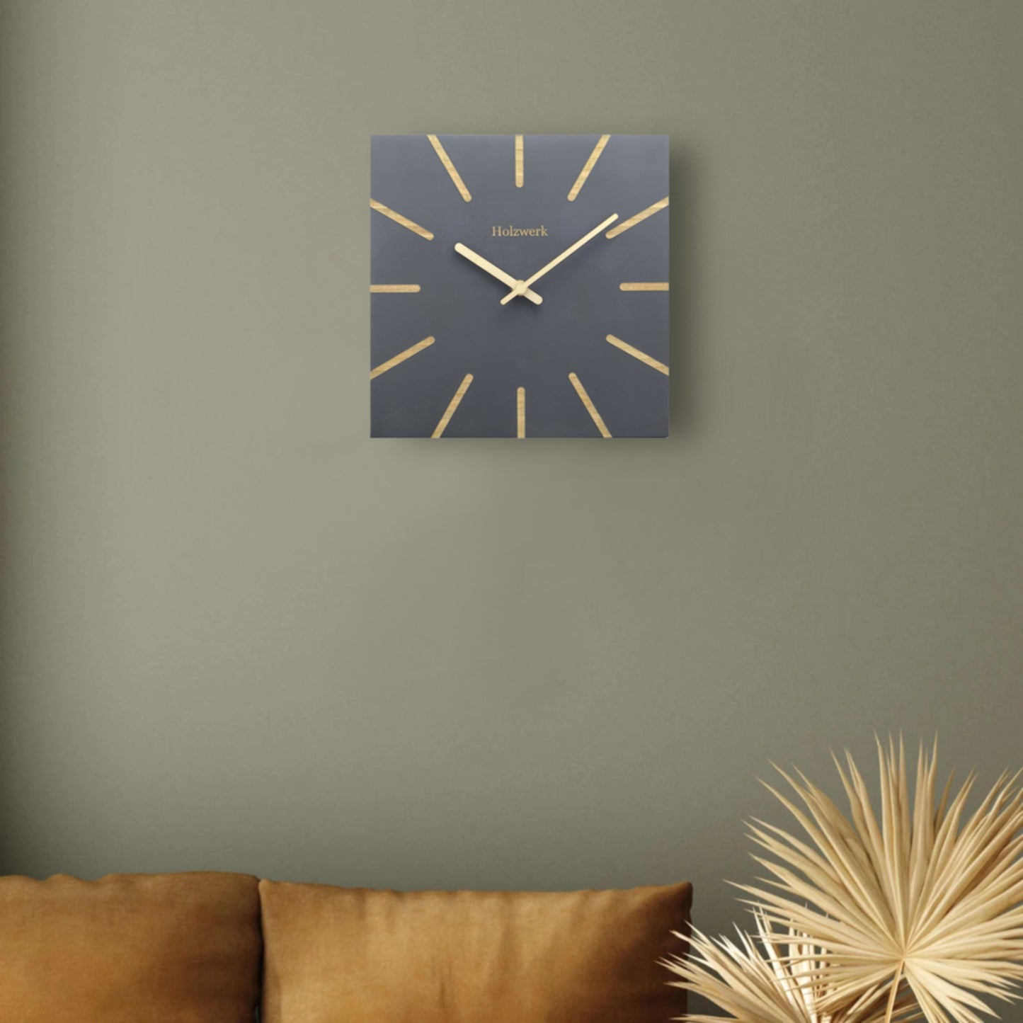 Lifestyleaufnahme der modernen Holzwerk MAINBURG 25 cm Wanduhr im Wohnbereich an der Wand hängend