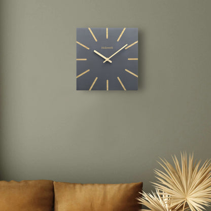 Lifestyleaufnahme der modernen Holzwerk MAINBURG 25 cm Wanduhr im Wohnbereich an der Wand hängend