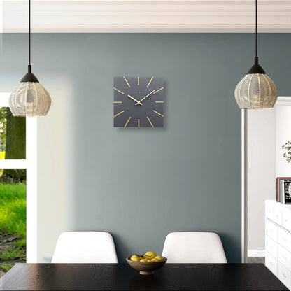 Holzwerk MAINBURG 25 cm Quarz-Wanduhr aus grauem Vollholz mit beige-grauem Zifferblatt und Holzzeigern and der Wand