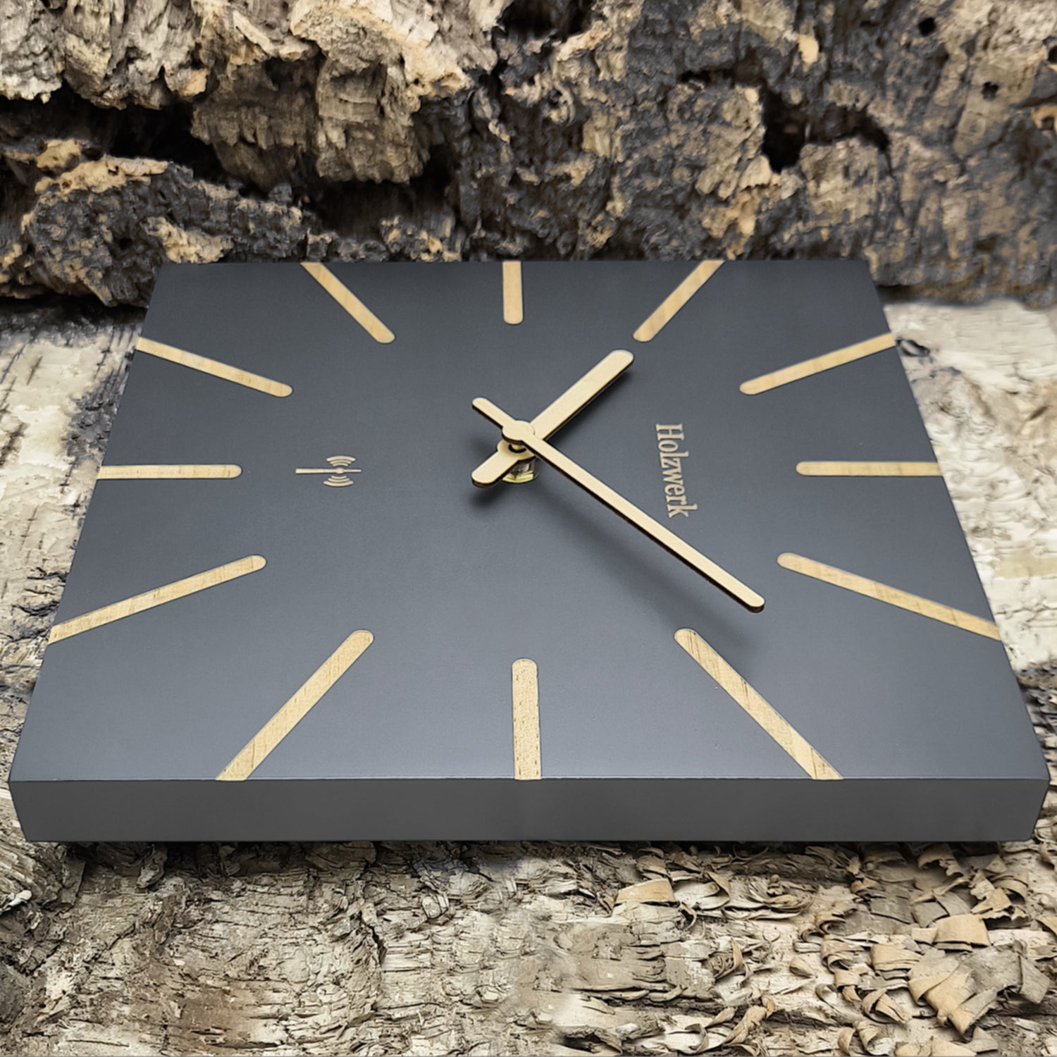 Holzwerk MAINBURG 25 cm Quarz-Wanduhr aus grauem Vollholz mit beige-grauem Zifferblatt und Holzzeigern, Seitenansicht rechts