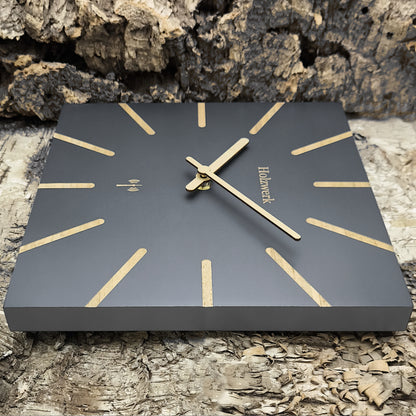 Holzwerk MAINBURG 25 cm Quarz-Wanduhr aus grauem Vollholz mit beige-grauem Zifferblatt und Holzzeigern, Seitenansicht rechts