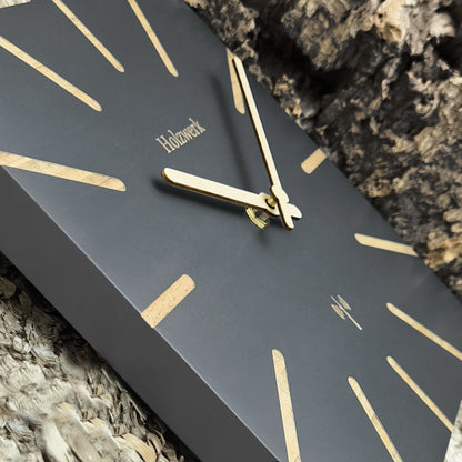 Schrägaufnahme der Holzwerk MAINBURG 25 cm Wanduhr aus Vollholz mit modernem Design und hölzerner Zeigerführung