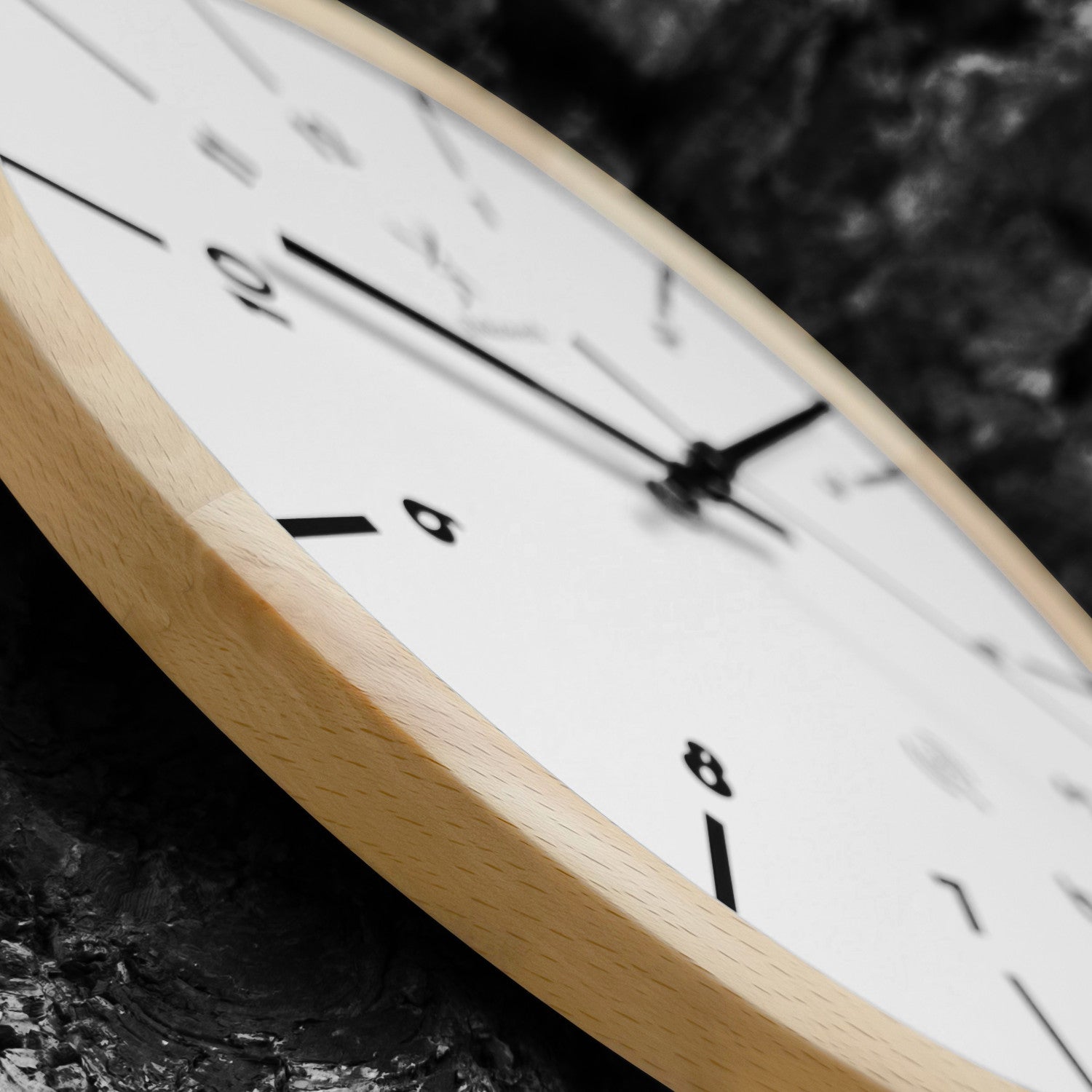 Holzwerk MARBURG Holz Funkwanduhr, moderne Designer Wanduhr, 32 cm Holz Funk Wand Uhr lautlos ohne Tick Geräusche, beige, weiß, schwarz, seitlich liegend