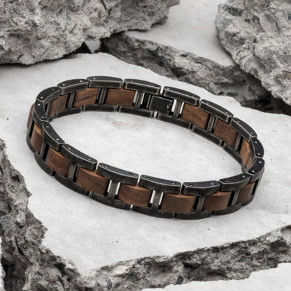 Holzwerk MASCHSEE braun-graues Holz Armband aus Walnussholz und Edelstahl mit Gliederkonstruktion in Holzumgebung