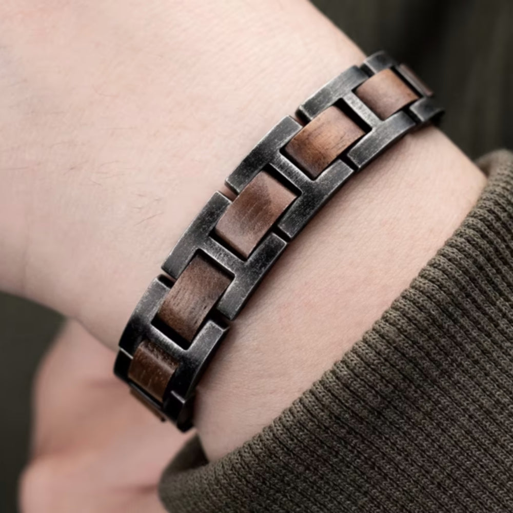 Lifestyle Foto des Holzwerk MASCHSEE Armbands aus  aus Walnussholz und Edelstahl am Handgelenk getragen
