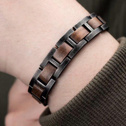 Lifestyle Foto des Holzwerk MASCHSEE Armbands aus  aus Walnussholz und Edelstahl am Handgelenk getragen