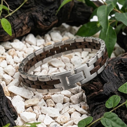 Holzwerk MELLENSEE silber-braunes  Holz Armband aus Walnussholz und Edelstahl, Lifestyle Foto auf Holz