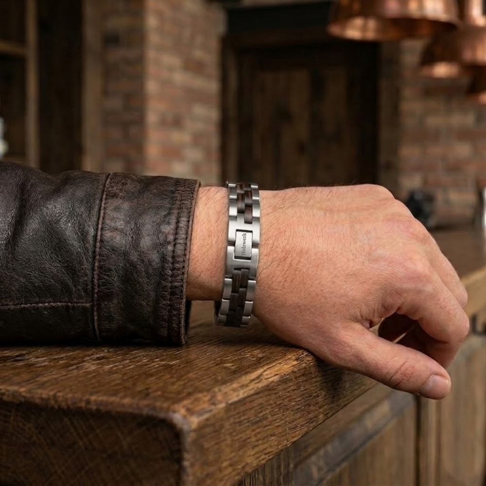 Holzwerk MELLENSEE silber-braunes  Holz Armband aus Walnussholz und Edelstahl am Handgelenk getragen