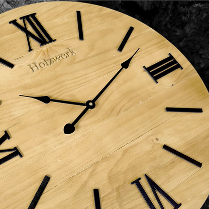 Holzwerk MERZIG 60 cm vintage Holz-Quarz Wanduhr mit römischen Ziffern und Detailansicht mit Logo